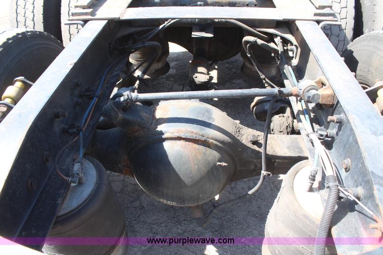 image for item H6220 2007 Freightliner Columbia semi truck