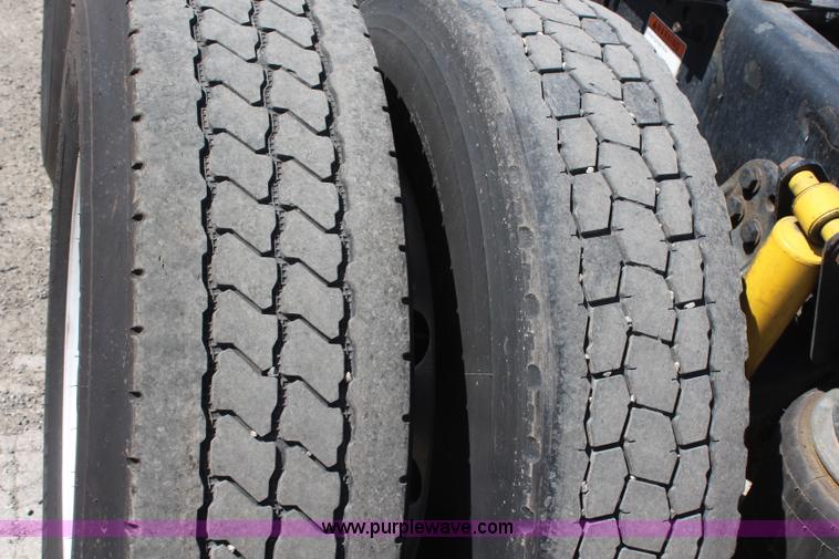 image for item H6220 2007 Freightliner Columbia semi truck