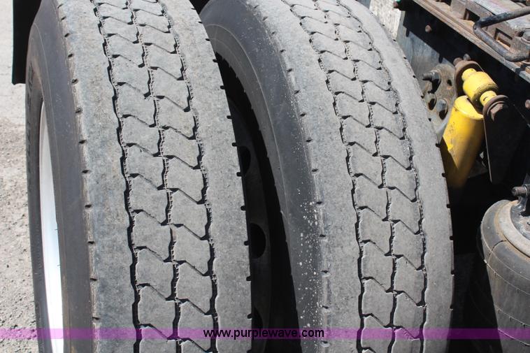 image for item H6220 2007 Freightliner Columbia semi truck