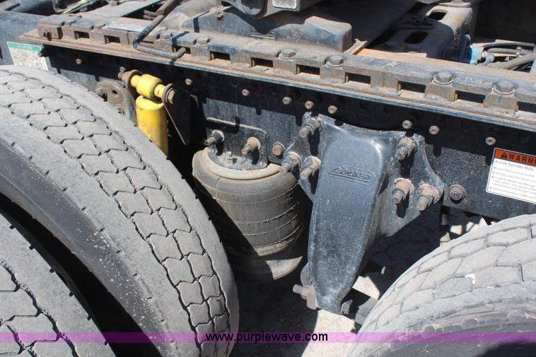 image for item H6220 2007 Freightliner Columbia semi truck