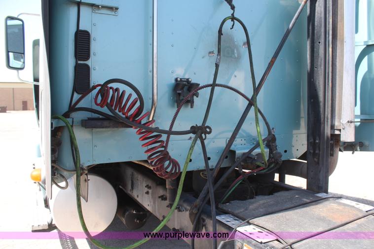 image for item H6220 2007 Freightliner Columbia semi truck