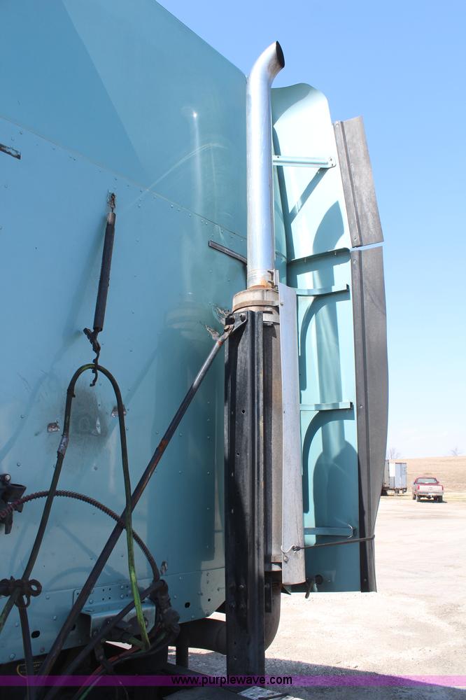 image for item H6220 2007 Freightliner Columbia semi truck