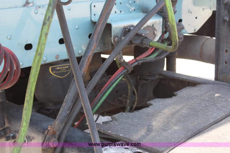 image for item H6220 2007 Freightliner Columbia semi truck