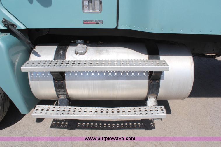 image for item H6220 2007 Freightliner Columbia semi truck