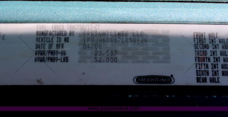 image for item H6220 2007 Freightliner Columbia semi truck