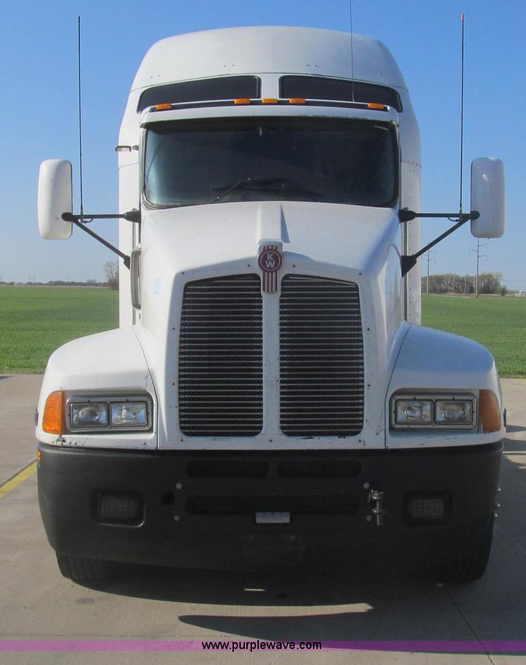 image for item I7073 2007 Kenworth T600 semi truck