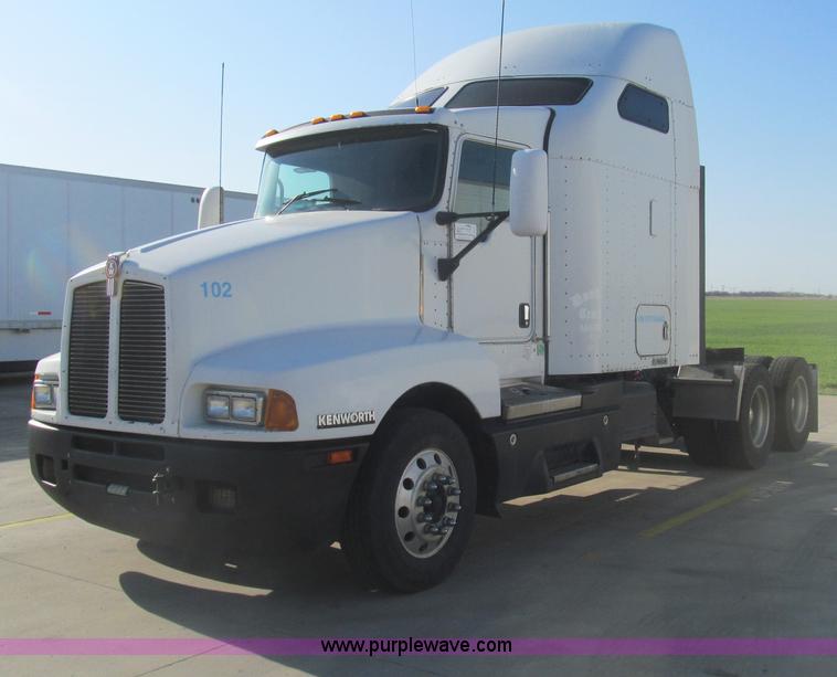 image for item I7073 2007 Kenworth T600 semi truck