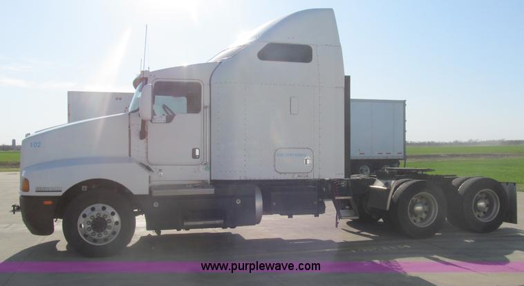 image for item I7073 2007 Kenworth T600 semi truck