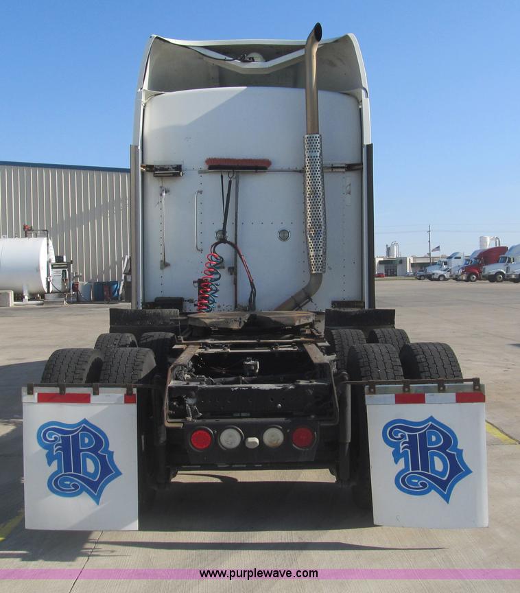 image for item I7073 2007 Kenworth T600 semi truck