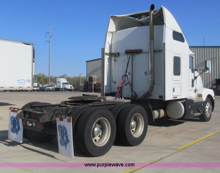 image for item I7073 2007 Kenworth T600 semi truck