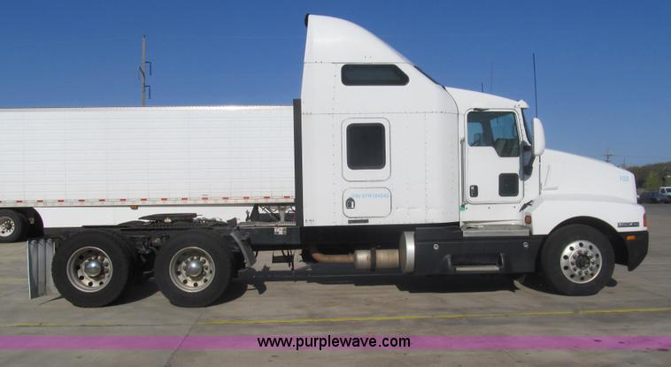 image for item I7073 2007 Kenworth T600 semi truck