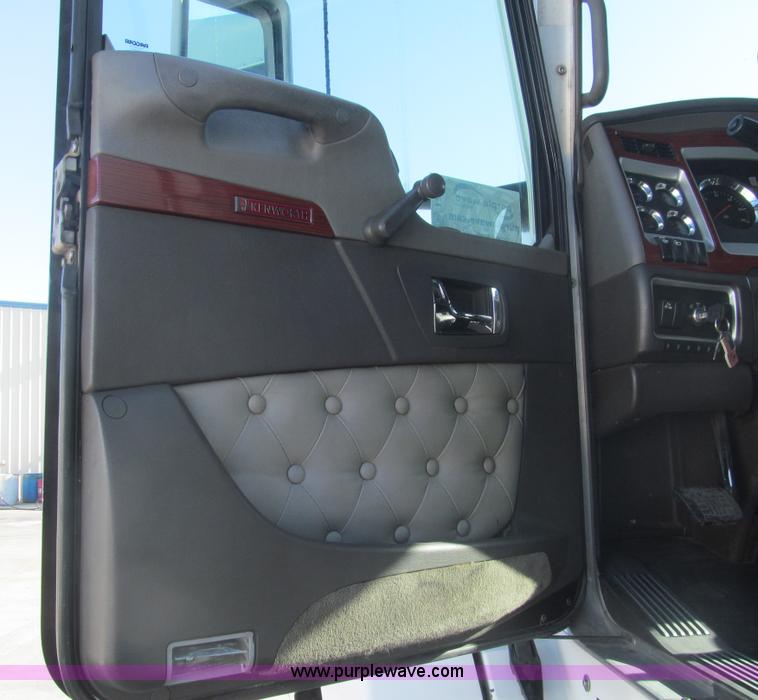 image for item I7073 2007 Kenworth T600 semi truck