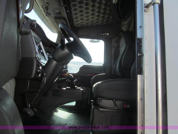 image for item I7073 2007 Kenworth T600 semi truck