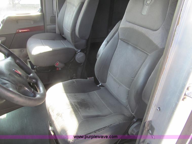 image for item I7073 2007 Kenworth T600 semi truck