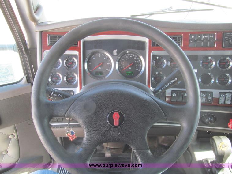 image for item I7073 2007 Kenworth T600 semi truck