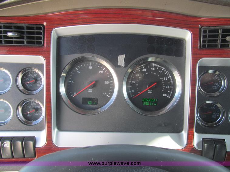 image for item I7073 2007 Kenworth T600 semi truck