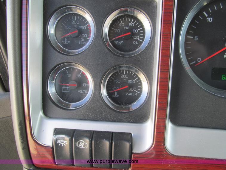 image for item I7073 2007 Kenworth T600 semi truck