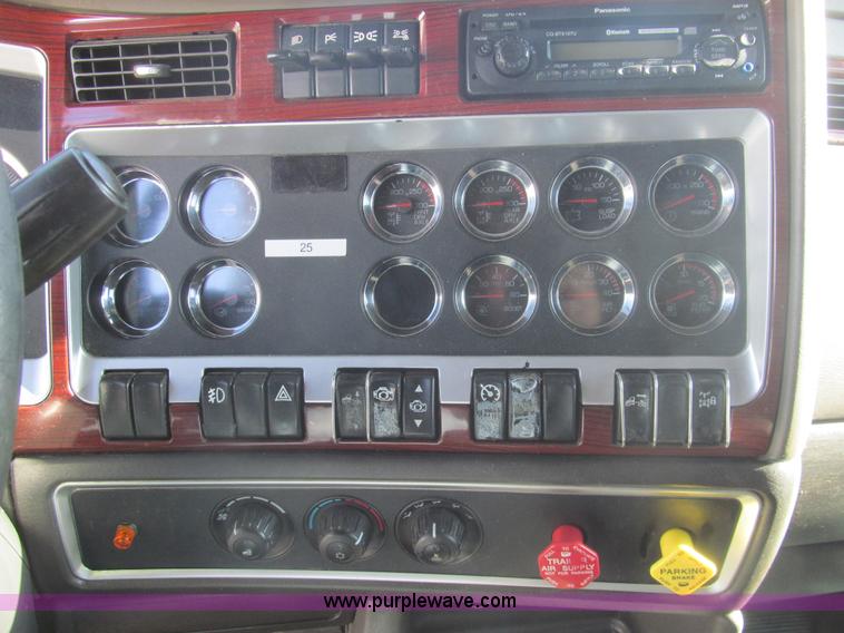 image for item I7073 2007 Kenworth T600 semi truck