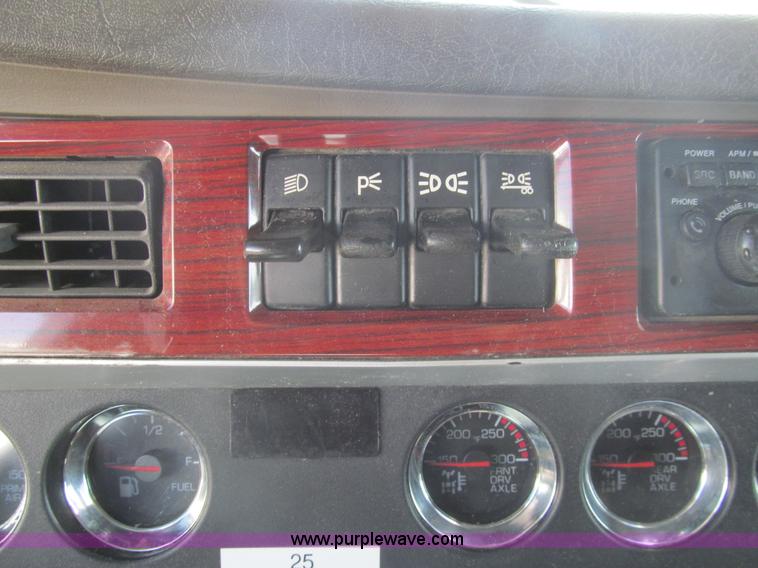 image for item I7073 2007 Kenworth T600 semi truck