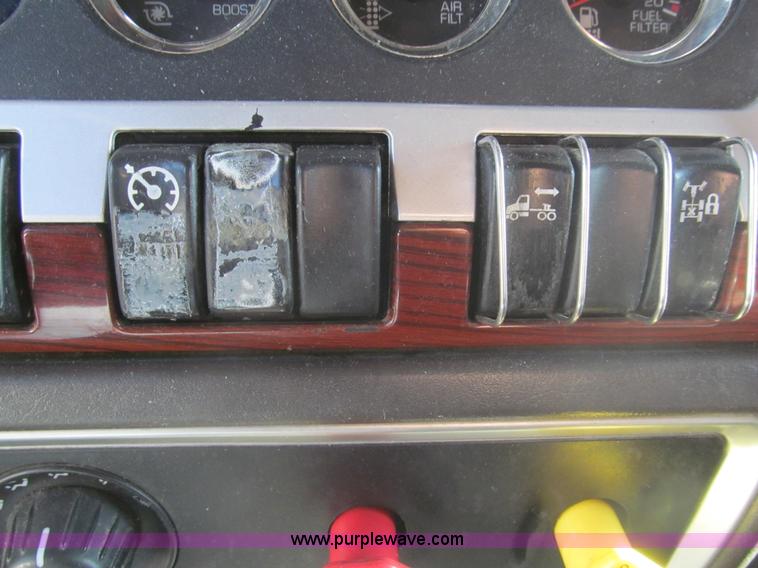 image for item I7073 2007 Kenworth T600 semi truck