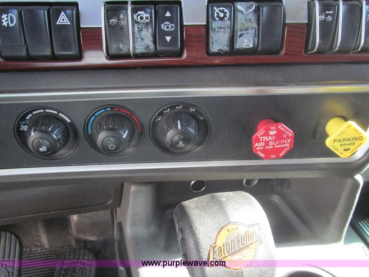 image for item I7073 2007 Kenworth T600 semi truck