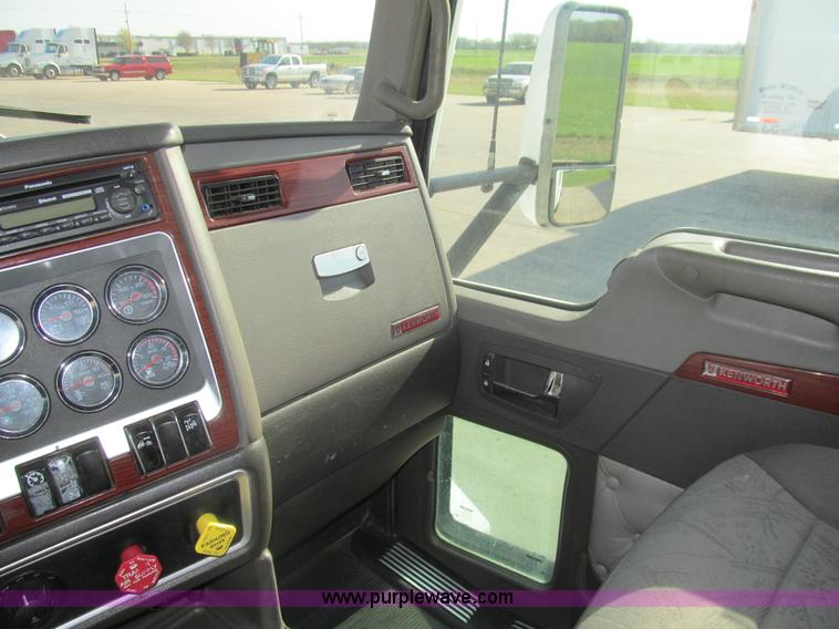 image for item I7073 2007 Kenworth T600 semi truck