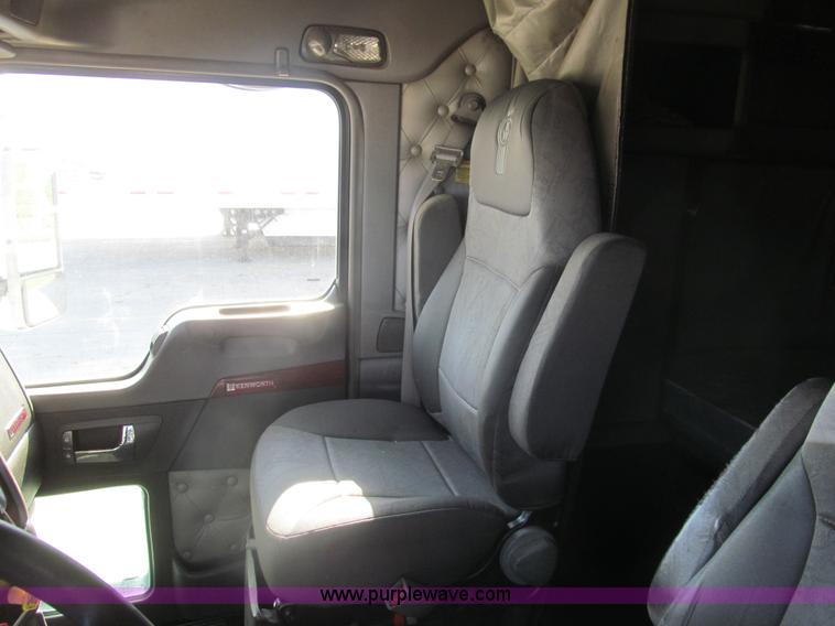 image for item I7073 2007 Kenworth T600 semi truck