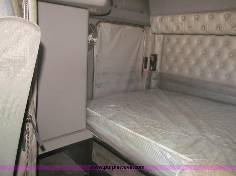 image for item I7073 2007 Kenworth T600 semi truck