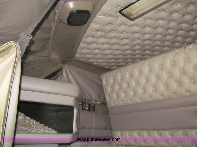 image for item I7073 2007 Kenworth T600 semi truck