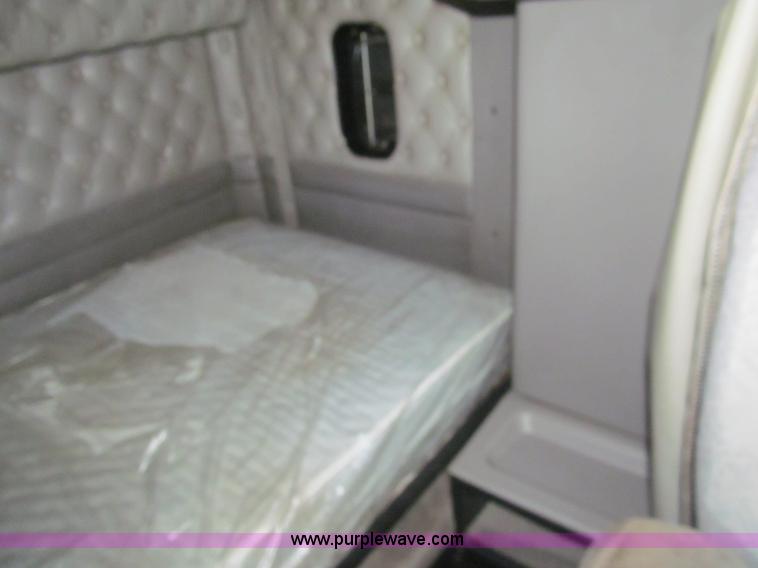 image for item I7073 2007 Kenworth T600 semi truck