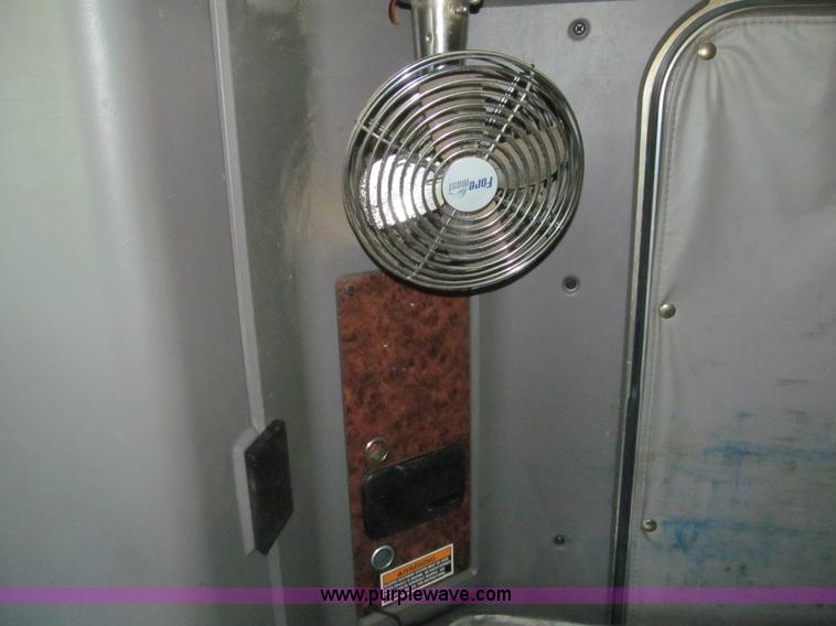 image for item I7073 2007 Kenworth T600 semi truck