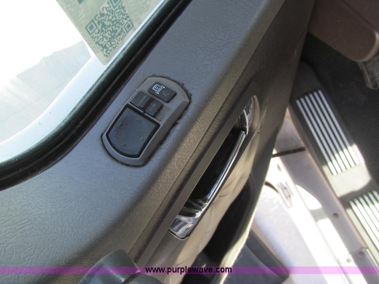 image for item I7073 2007 Kenworth T600 semi truck