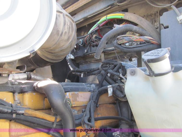 image for item I7073 2007 Kenworth T600 semi truck