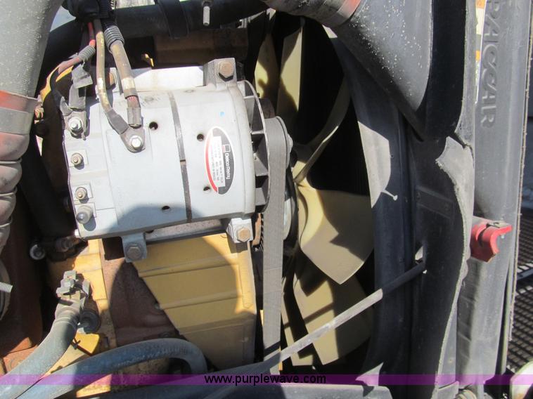 image for item I7073 2007 Kenworth T600 semi truck