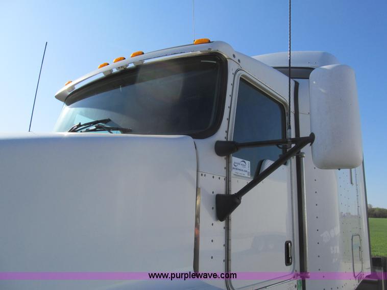 image for item I7073 2007 Kenworth T600 semi truck