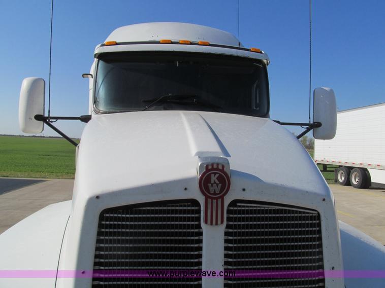 image for item I7073 2007 Kenworth T600 semi truck