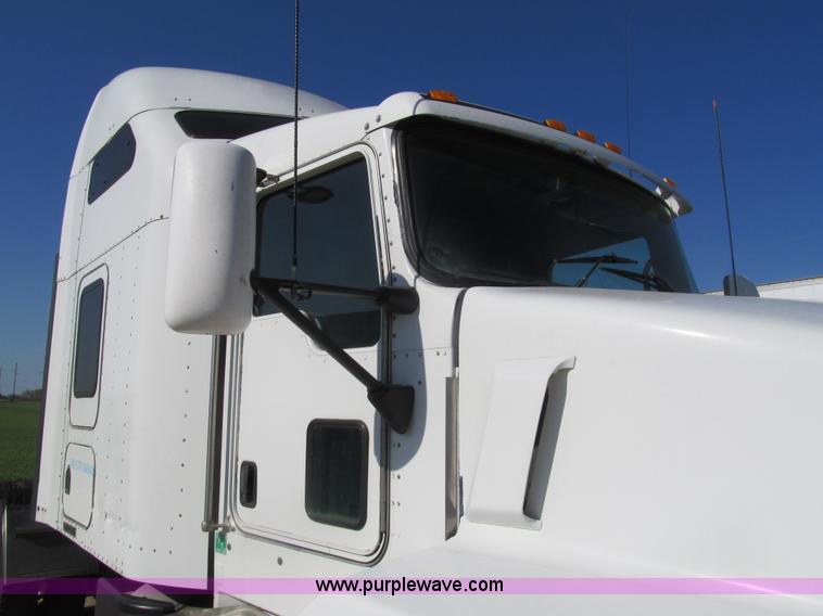 image for item I7073 2007 Kenworth T600 semi truck