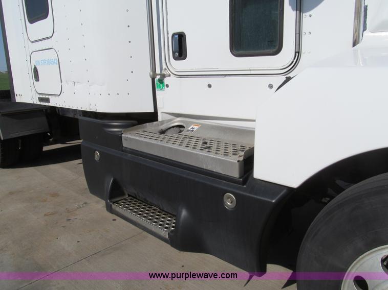 image for item I7073 2007 Kenworth T600 semi truck