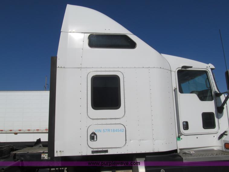 image for item I7073 2007 Kenworth T600 semi truck