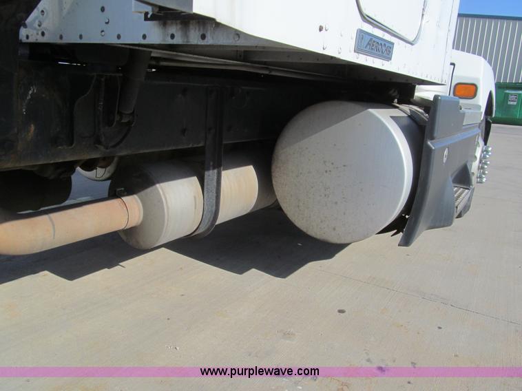 image for item I7073 2007 Kenworth T600 semi truck