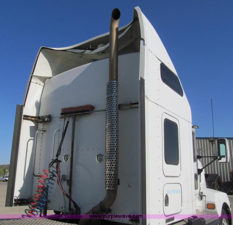 image for item I7073 2007 Kenworth T600 semi truck