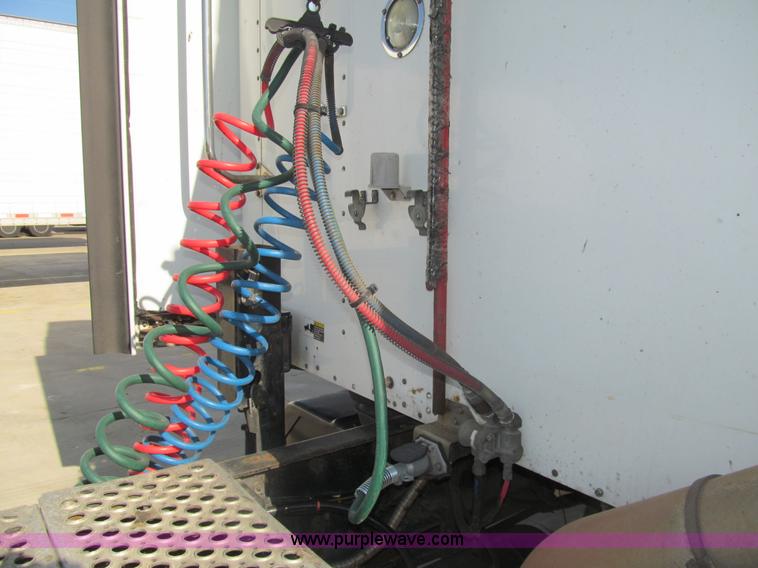 image for item I7073 2007 Kenworth T600 semi truck