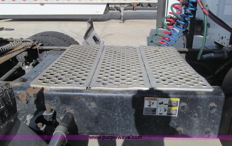 image for item I7073 2007 Kenworth T600 semi truck