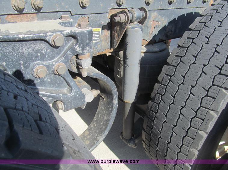 image for item I7073 2007 Kenworth T600 semi truck