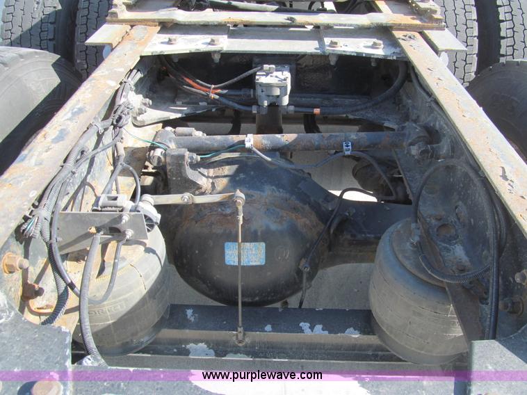 image for item I7073 2007 Kenworth T600 semi truck