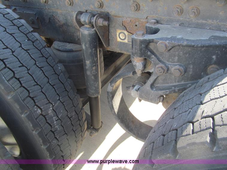 image for item I7073 2007 Kenworth T600 semi truck