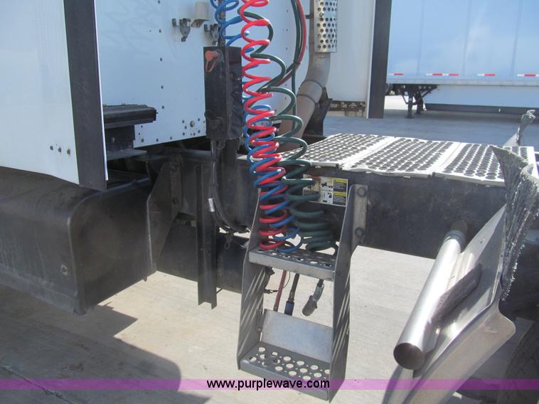 image for item I7073 2007 Kenworth T600 semi truck