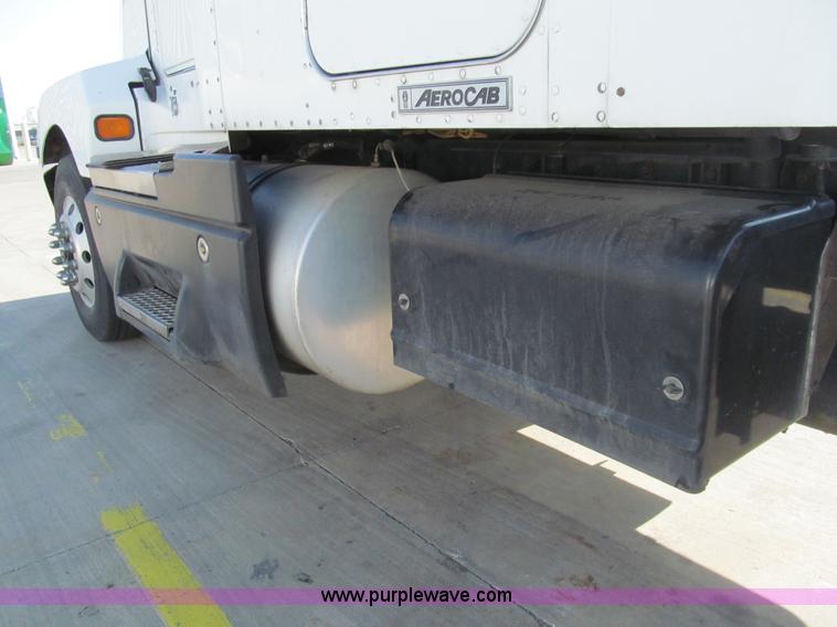 image for item I7073 2007 Kenworth T600 semi truck