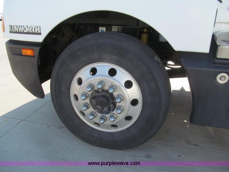 image for item I7073 2007 Kenworth T600 semi truck