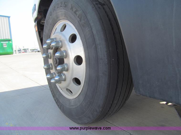 image for item I7073 2007 Kenworth T600 semi truck